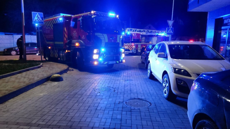 Через заблокований автівками проїзд пожежники не могли дістатися до квартири, де виникла пожежа
