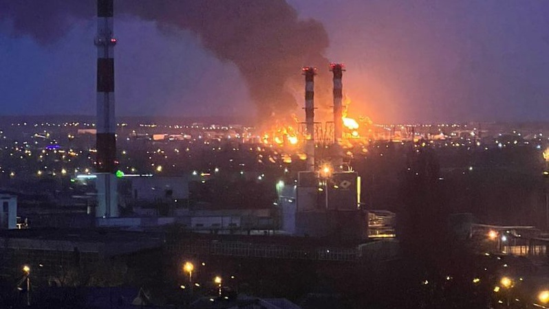 У російському Бєлгороді горить нафтобаза: москалі кажуть, що це робота наших військ. ФОТО