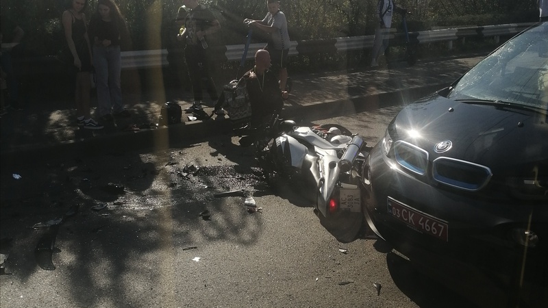 У Луцьку на мосту біля «ТАМ-ТАМа» зіткнулися легковик та мотоцикліст. ФОТО