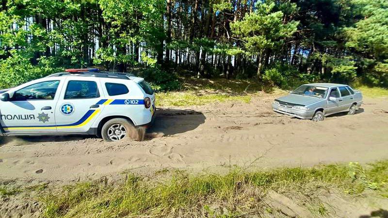 На Волині легковик застряг в піску