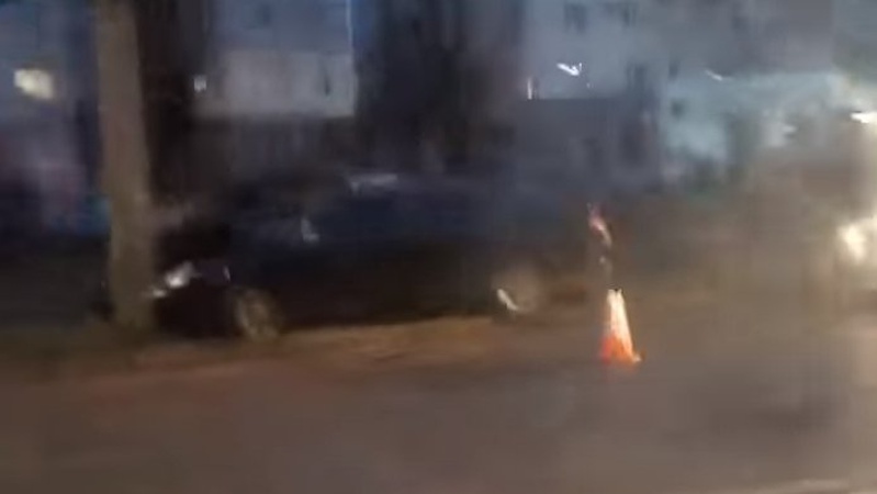 У Луцьку на 40-му легковик в’їхав у стовп. ВІДЕО