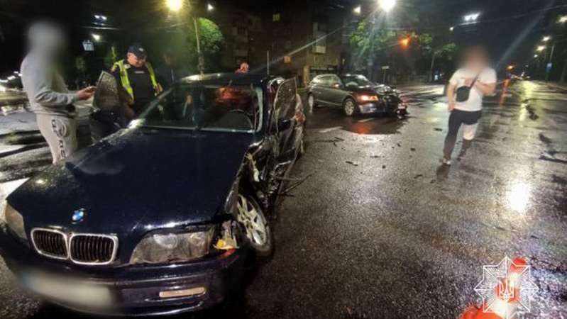 Від удару знепритомнів: у Луцьку патрульні допомогли песику, який постраждав в ДТП. ФОТО