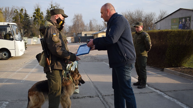 Нагородили собаку та кінолога, які в очереті знайшли 7-річного волинянина