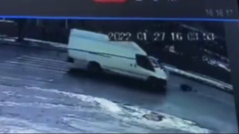 У Луцьку бус збив чоловіка на переході і провіз на капоті метрів 20. ВІДЕО