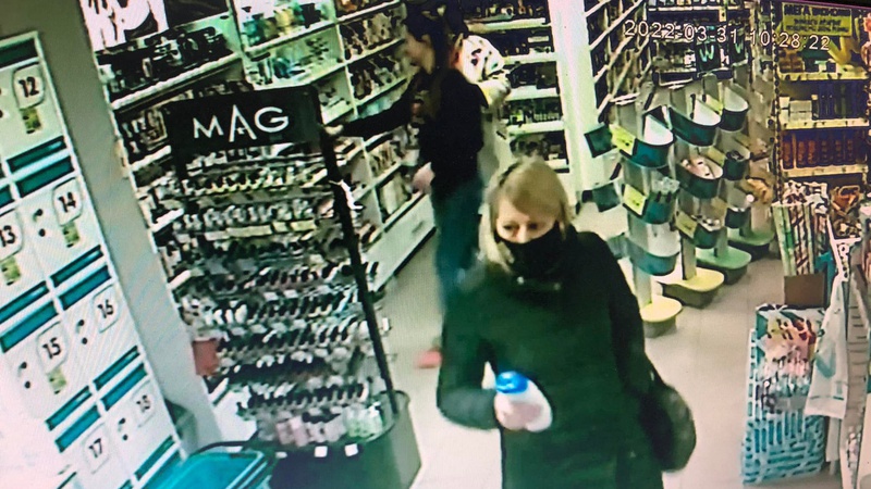 На Волині жінка знайшла банківську картку і пішла по магазинах