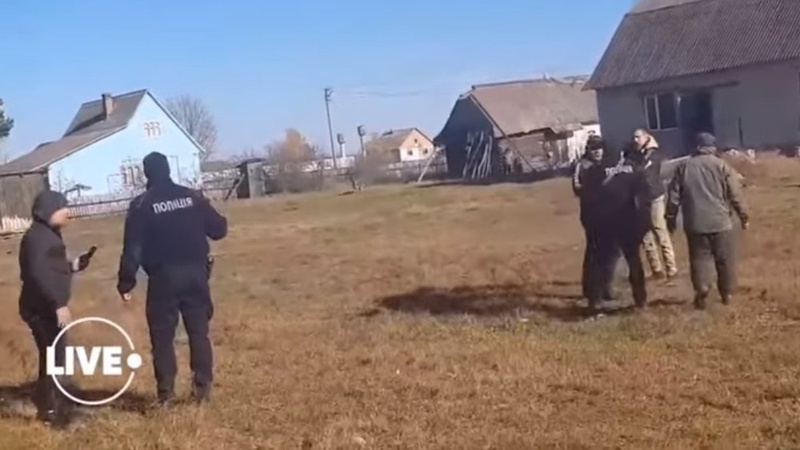 На Волині напали на журналістів, які знімали сюжет про незаконну вирубку лісів. ВІДЕО