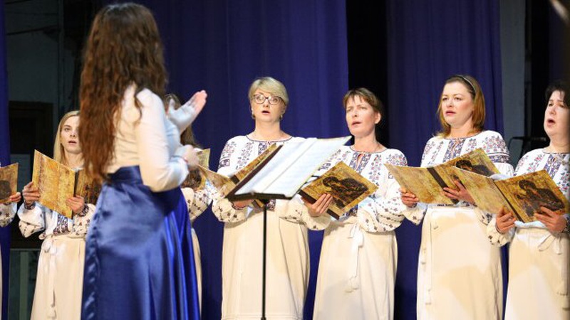 Хори, ансамблі, чиновники і священники вітали лучан з Великоднем