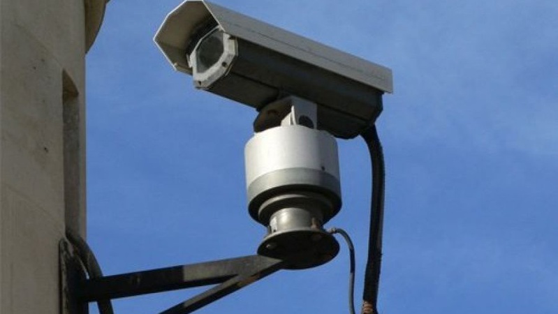 У Луцьку молодий хлопець пошкодив камери відеоспостереження