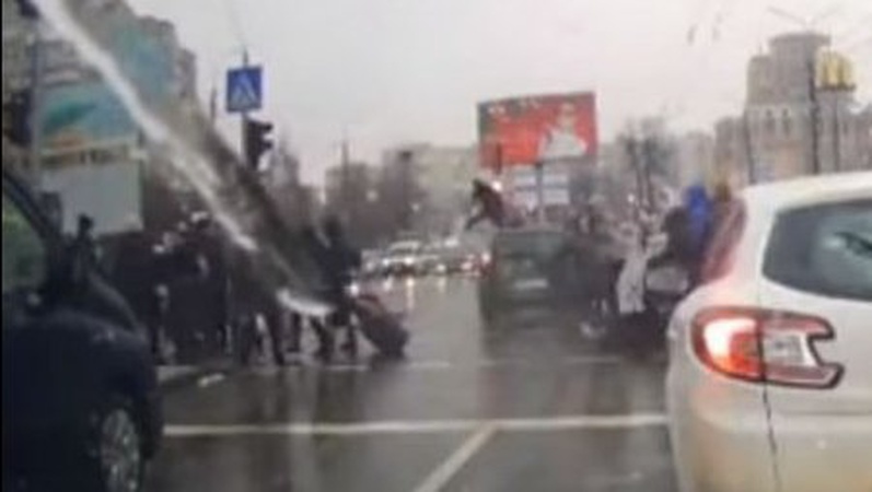 Момент наїзду на людей на переході біля «Там-Таму» в Луцьку. ВІДЕО 18+