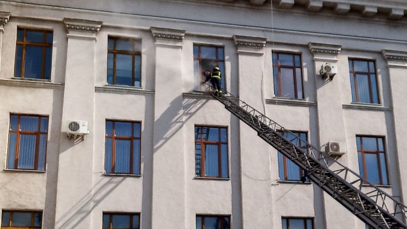 Із головного корпусу ВНУ евакуювали студентів та викладачів