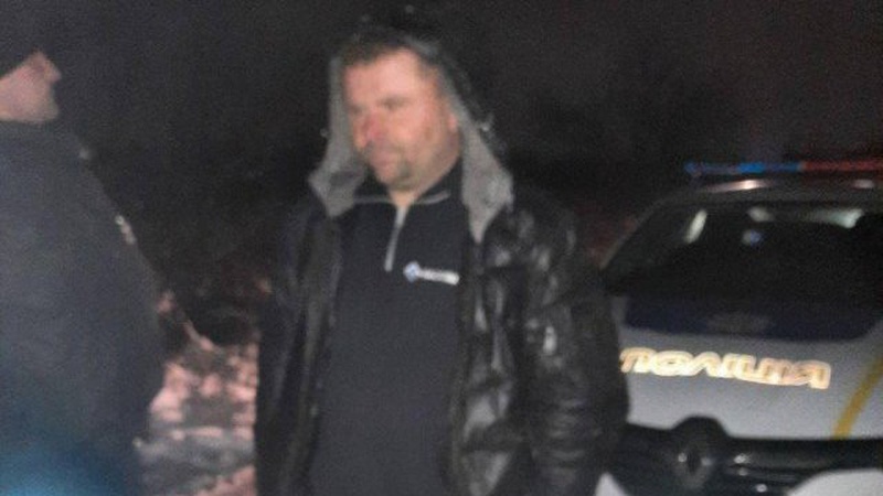 У Луцьку серед ночі чоловік зливав із цистерни в канаву смердючу речовину. ФОТО