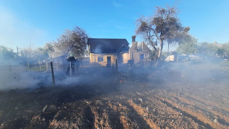 У сім’ї з Волині загорівся гараж та літня кухня: вогонь знищив запаси зерна і соломи