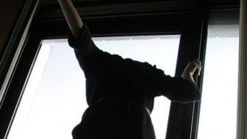 На Волині з вікна багатоповерхівки випала жінка