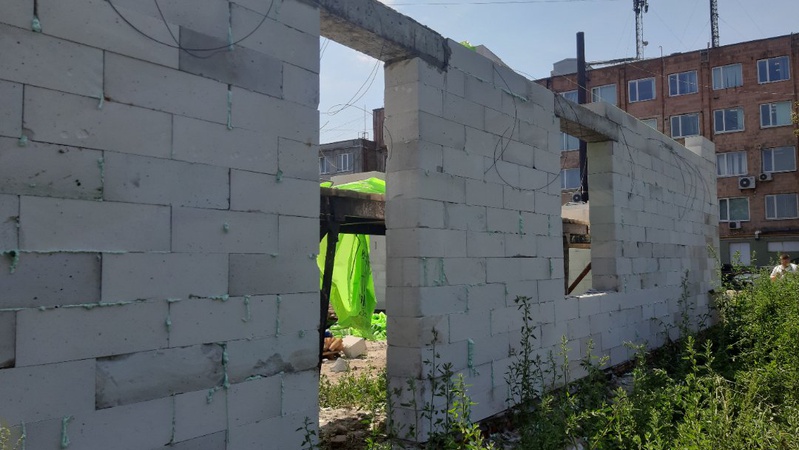 У центрі Луцька на захопленій земельній ділянці за ніч звели майже триметрові стіни. ФОТО. ВІДЕО