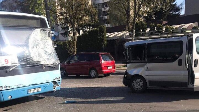 У Луцьку аварія: зіткнулися бус та маршрутка