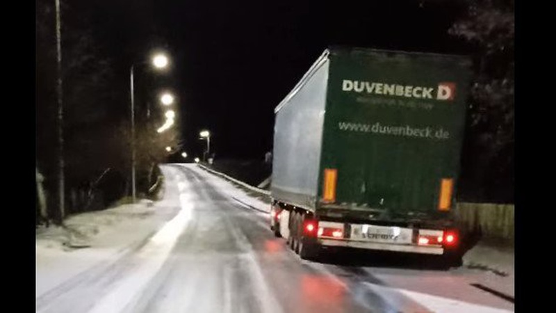 У Ковелі вантажівки не можуть виїхати на міст через слизьку дорогу. ВІДЕО