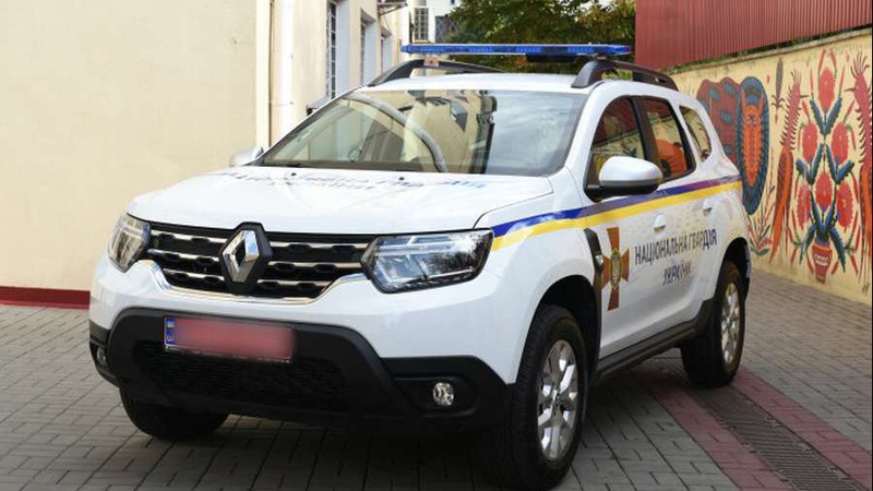 Луцьким гвардійцям передали і освятили нового джипа. ФОТО