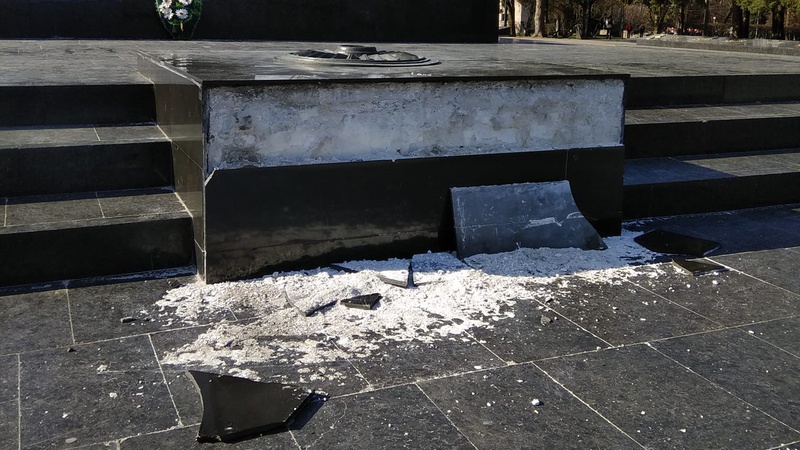 На меморіалі у Луцьку відвалилася величезна плита
