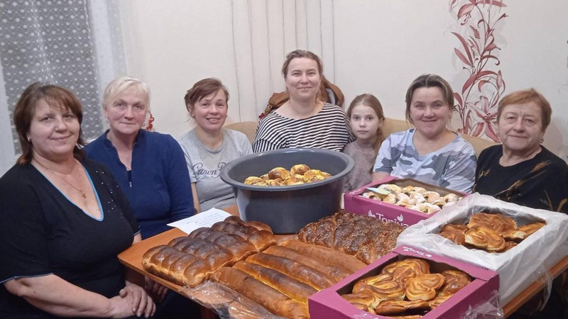У волинському селі печуть пироги для військових «приправляючи» піснею