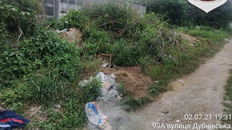За сміття за парканом муніципали лякають луцьких будівельників штрафами. ФОТО