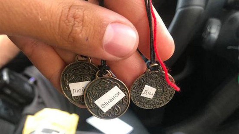 На Волині ошукали «наївну» жінку, яка придбала «чарівні» медальйони