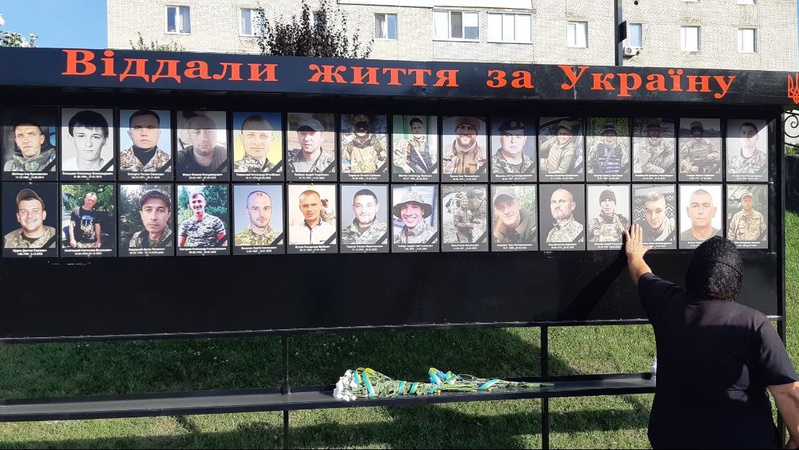 У Рожищі встановили меморіальні стенди зі світлинами загиблих Героїв