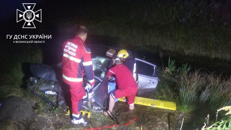 Авто в канаві, люди – у лікарні: на Волині сталася масштабна ДТП