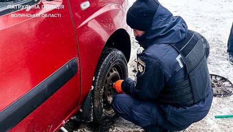 Луцькі патрульні допомогли пенсіонеру замінити колесо в машині