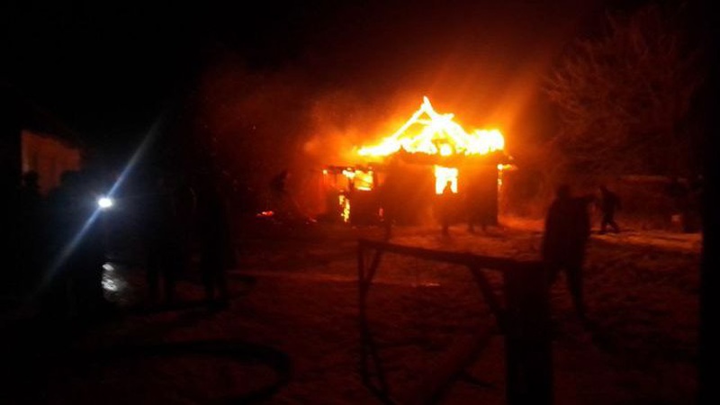 На Волині 10 вогнеборців приборкали пожежу будинку й врятували сусідній