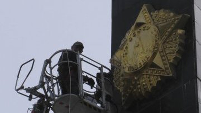 З обеліска на меморіалі у Луцьку демонтують радянську зірку. ФОТО