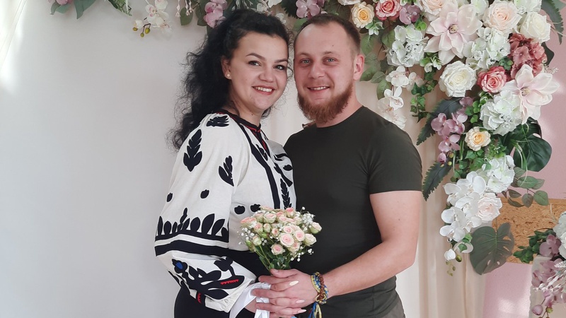 Кохання переможе війну: у Рожищі одружилися військовий Дмитро та Ауріка