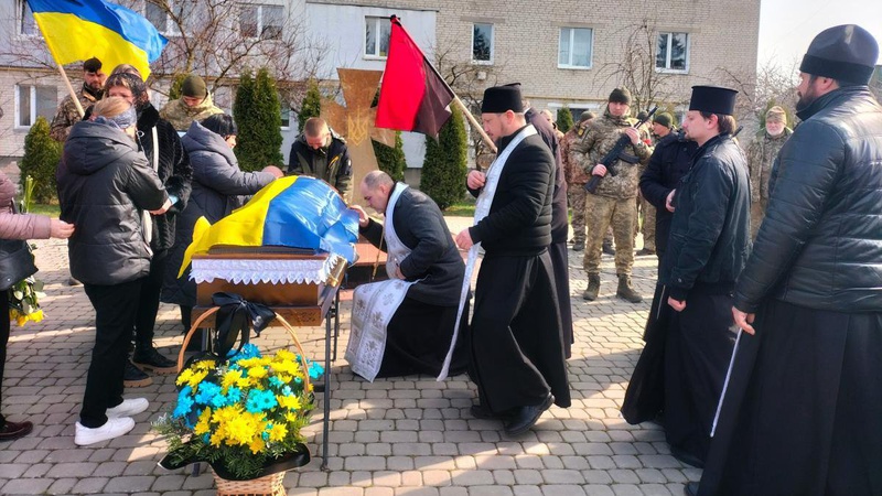 Навколішки та з квітами: Рожищенська громада провела в останню дорогу Героя Олега Верешка