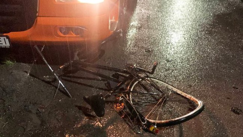 На Волині п’яний велосипедист, який під час руху тримався за вантажівку, впав та травмувався