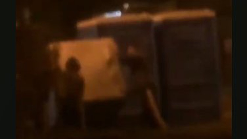 Біля драмтеатру у Луцьку хулігани перевернули біотуалет, поки хтось там справляв потребу. ВІДЕО