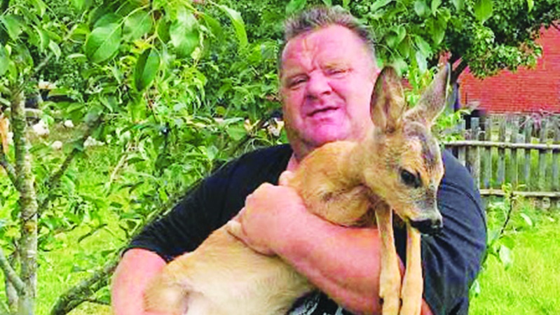 Волинянин врятував від смерті дикого козлика