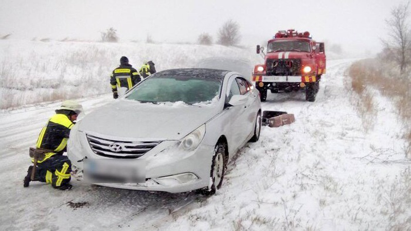 Негода паралізувала дороги: рятувальники повідомили про ситуацію