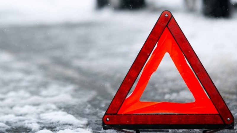 На Волині легковик влетів під фуру: за життя водія автівки борються лікарі