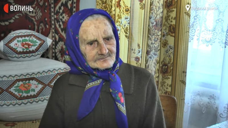 100-літня волинянка 83 роки зберігає свою шлюбну сукню