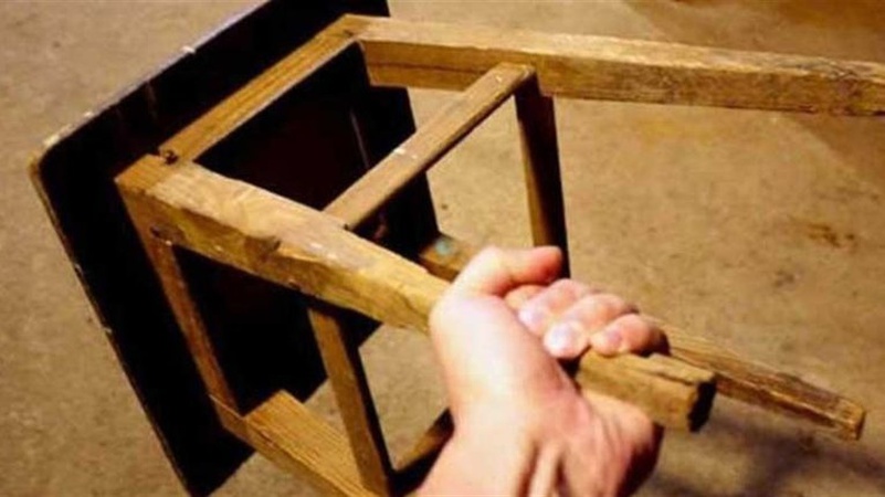 Вдарив табуретом по голові: на Волині 18-річний хлопець ледь не вбив сусіда