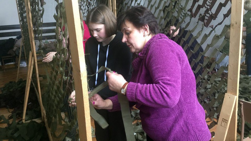 Боратинські волонтерки сплели 21 тисячу метрів квадратних маскувальних сіток