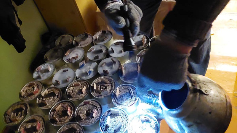 У Латвії люди виготовляють окопні свічки для українських захисників