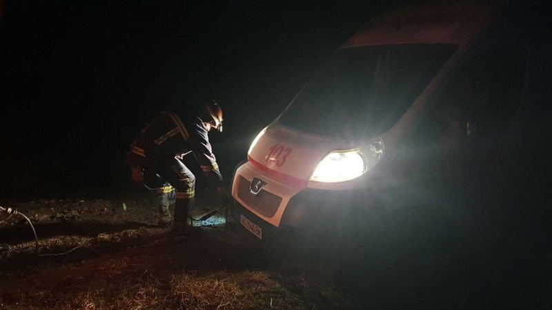 Застрягла в ґрунті: вночі «швидка» не могла доїхати на виклик хворої волинянки