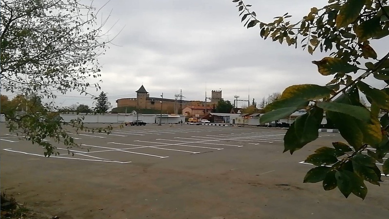 У Луцьку біля Центрального ринку облаштовують майданчик для платної парковки