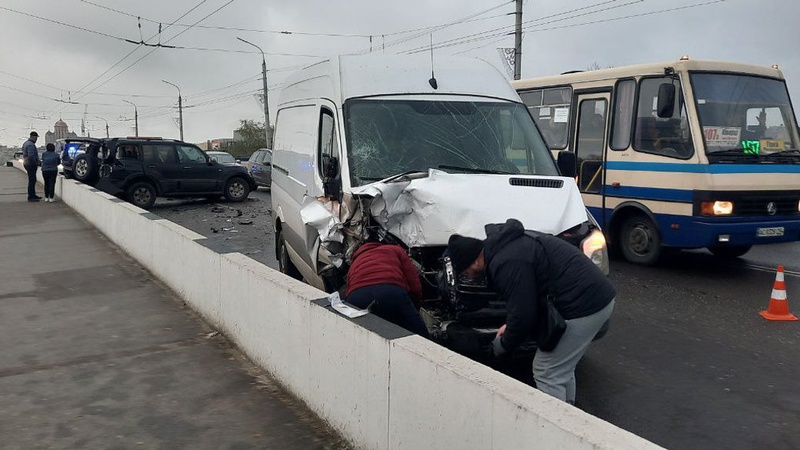 На мосту, що з’єднує Перемоги і Соборності, – аварія: рух ускладнений