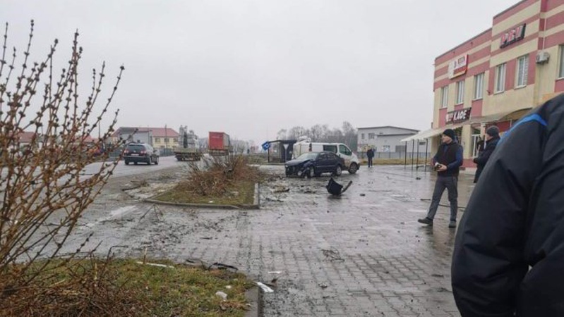 У Рованцях легковик влетів у припарковані автомобілі на автомийці. ФОТО