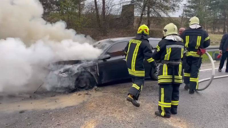 У місті на Волині посеред дороги спалахнула автівка