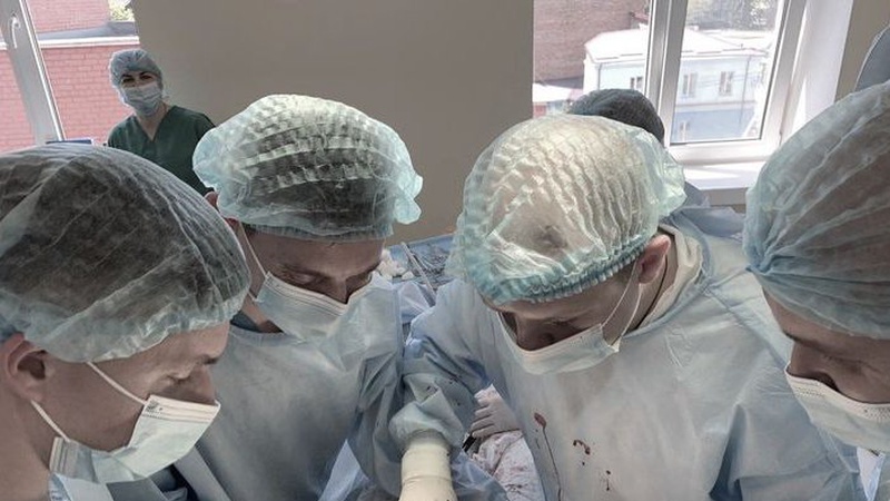 Волинські хірурги, вжививши штучні судини, врятували пацієнту ноги. ФОТО 18+