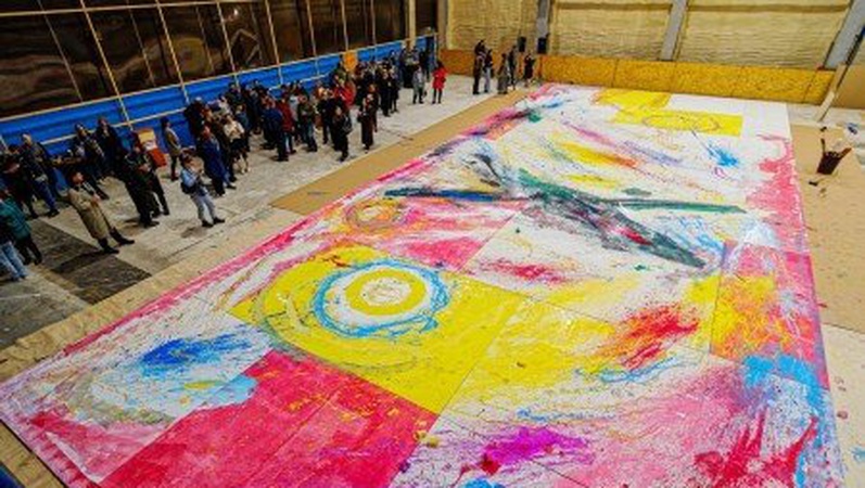 У музеї в Луцьку художник за годину напише картину. Її продадуть заради ЗСУ