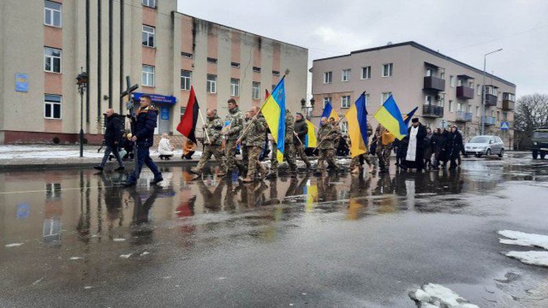 На Волині під звуки сирен зустріли тіло загиблого Героя Віталія Палія
