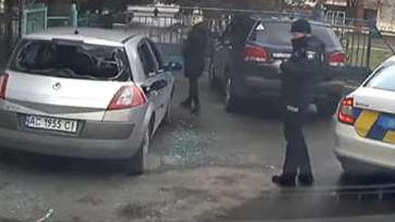 У Луцьку в дворі невідомі розтрощили автівку. ФОТО